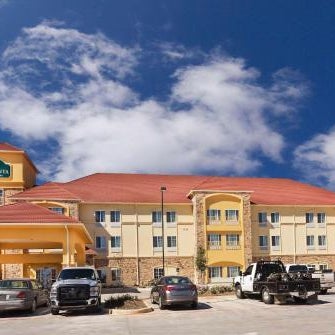La Quinta Inn & Suites by Wyndham Floresville Thumbnail