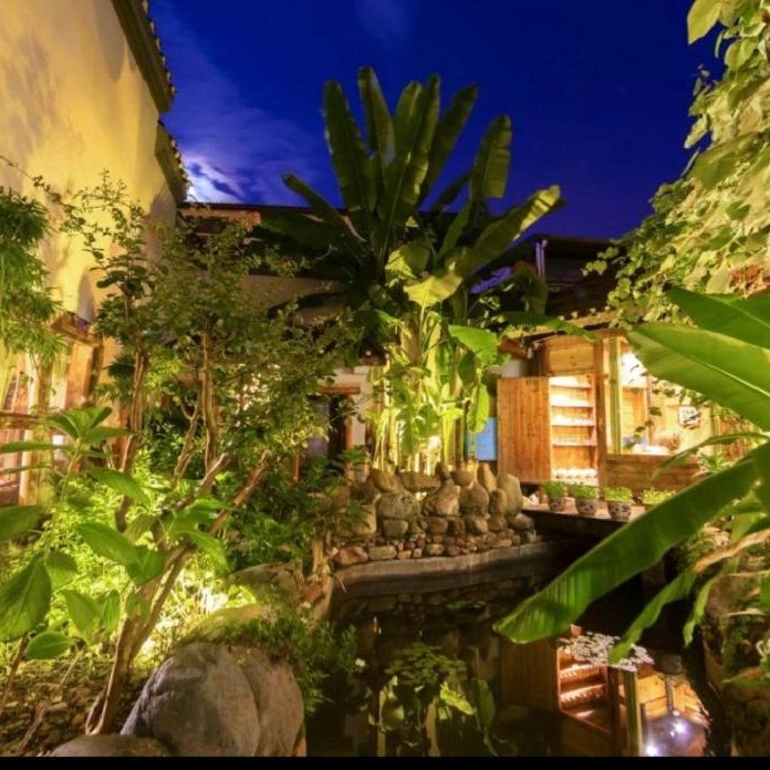 Butterfly Flowers Inn- Exclusive Location,Anicent Chinese Style, 2 minutes walk to Tianmen Mount Cableway,Free pick up service over 1 nights, Free fresh coffee and tea, Free mini lunch,Free laundry,Itineary planning, Attraction Tickets Serivce in advance