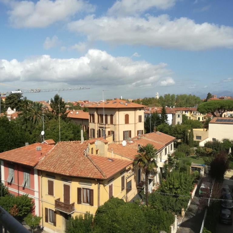 Treehouse - Spacious Private Rooms in Central Pisa Near Station & Airport