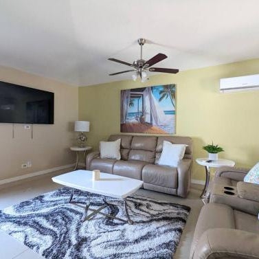 3Bed & 2Bath Property Couple minutes from Siesta Key Beach & Downtown Sarasota Thumbnail