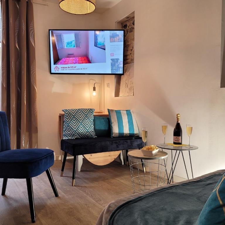 L'établissement LA PLAGE A 2 PAS, vous propose 4 appartements neufs, NETFLIX, lits faits à votre arrivée, serviettes de toilette, Ménage, Wifi, en hyper centre ,Plage à 100m, BOX à Vélos, paiement 3 fois sans frais, prix tout compris Thumbnail