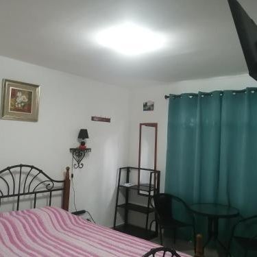 habitación tipo estudio AMUEBLADO tranquilo y acogedor cocina y baño privado independiente en CHANIS cerca de Costa del este Thumbnail