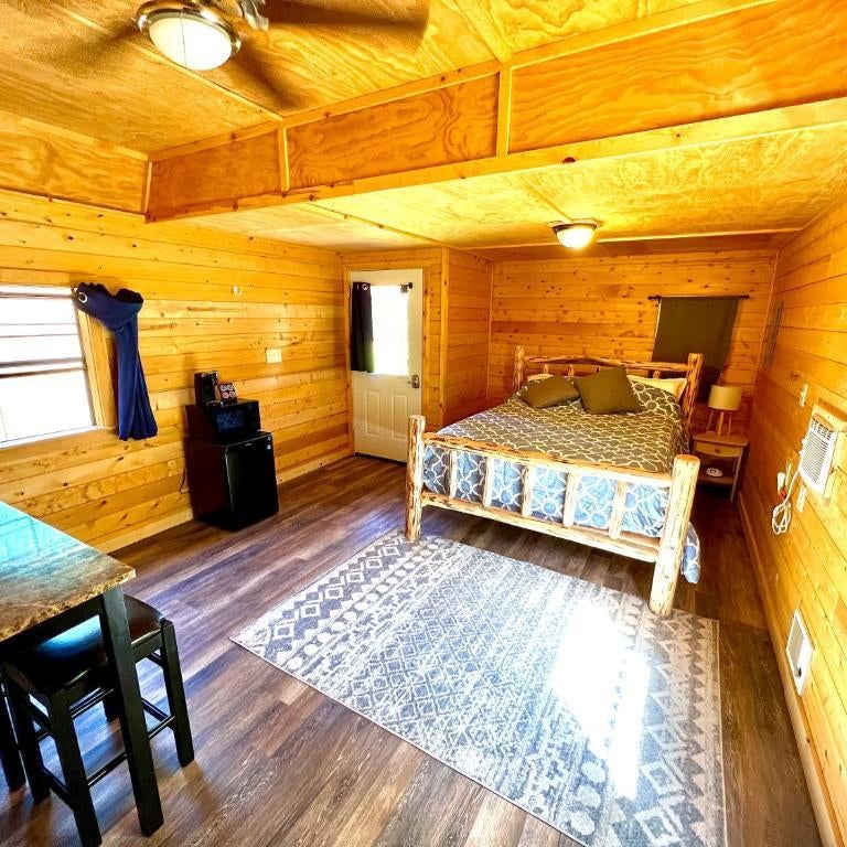Triple G’s Resort - Cabin 10 Thumbnail
