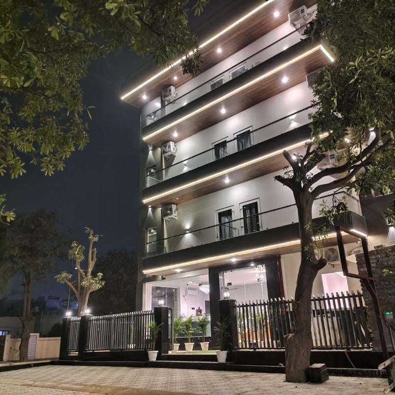 EMERALD SUITES