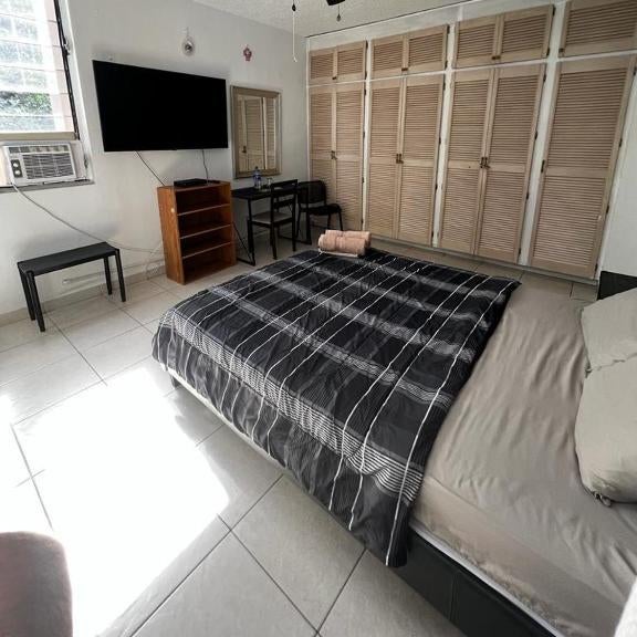 Habitación céntrica y espaciosa con A/A Thumbnail