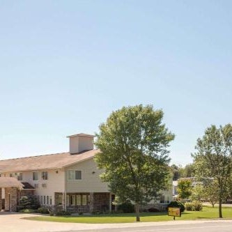 Super 8 by Wyndham Cresco IA Thumbnail
