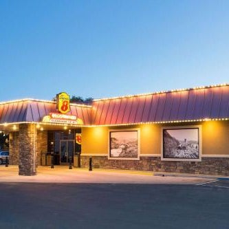 Super 8 by Wyndham Fallon Thumbnail