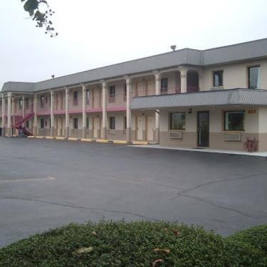 Super 8 by Wyndham Laurel Thumbnail