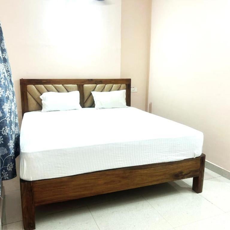 Goroomgo Hotel Shree Puri