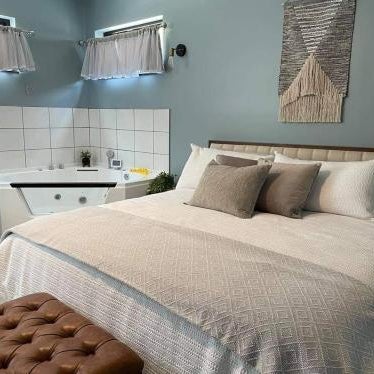 Suite With Jacuzzi And Access To Chef's Kitchen Thumbnail