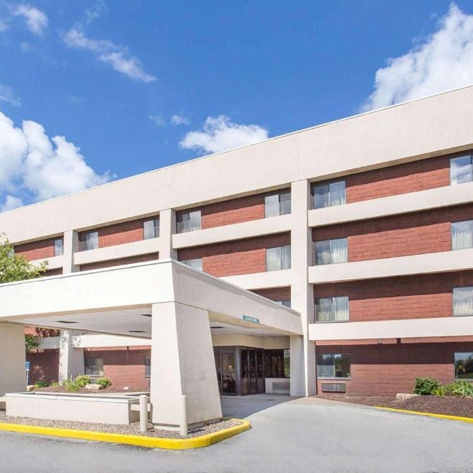 Days Inn by Wyndham Davenport Thumbnail