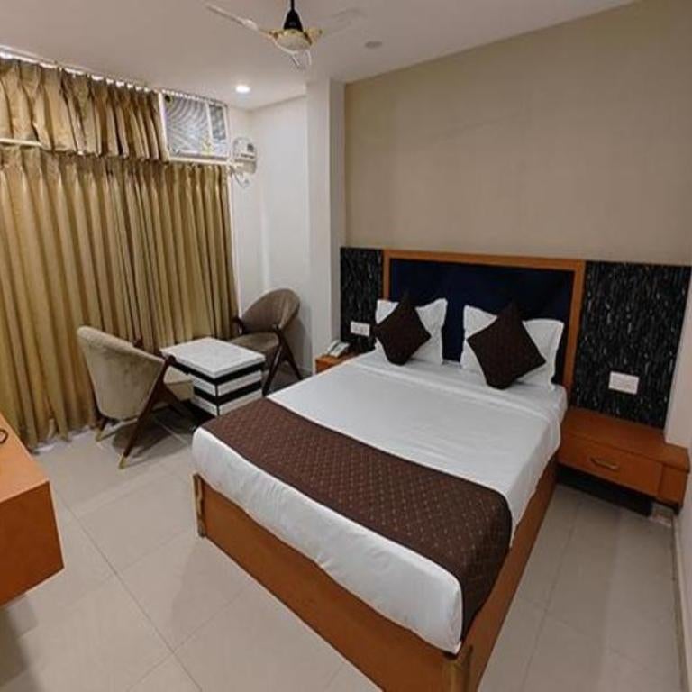 FabHotel Hari Kunj - 900m from Kashi Vishwanath Temple