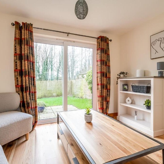 Stylish & spacious 3 bedroom entire house in Lisburn with parking