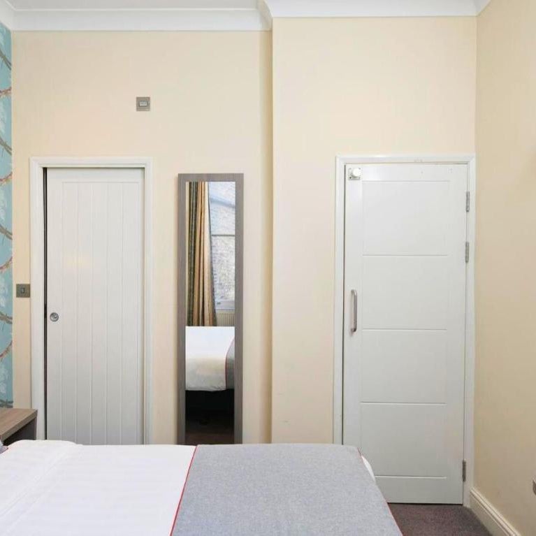 Qotel Comfort Chattarpur - Near Chattarpur Metro