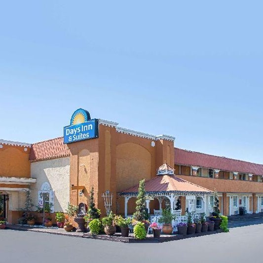 Days Inn & Suites by Wyndham Terre Haute Thumbnail