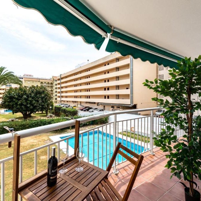 Perfect Location 3 Bedrooms 2 bath, Parking, Pool