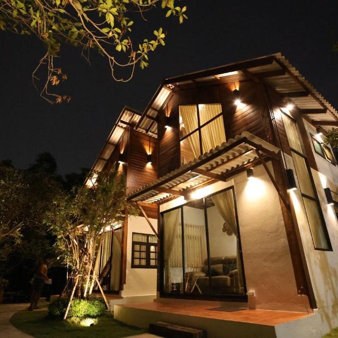 Baanrongmai Canal Front Cafe & Homestay 