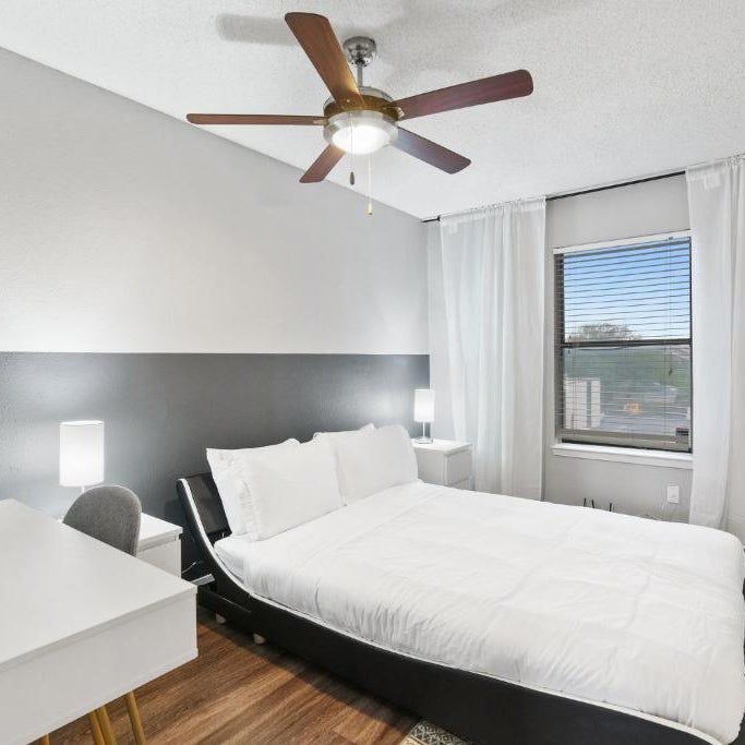 North Lamar Gem: 1BR Apartment Pool BBQ Thumbnail