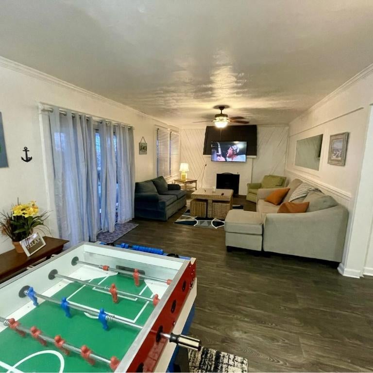 Roomy Beachfront Apartment, Deck, Game Room! apts Thumbnail