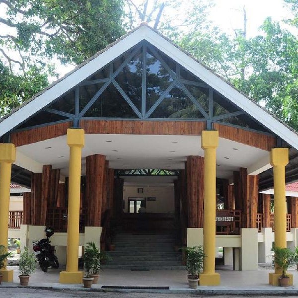 DOLPHIN BEACH RESORT