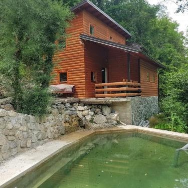 Potok kuca sa bazenom Thumbnail