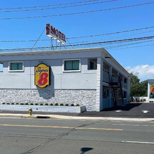 Super 8 by Wyndham Lindenhurst Thumbnail