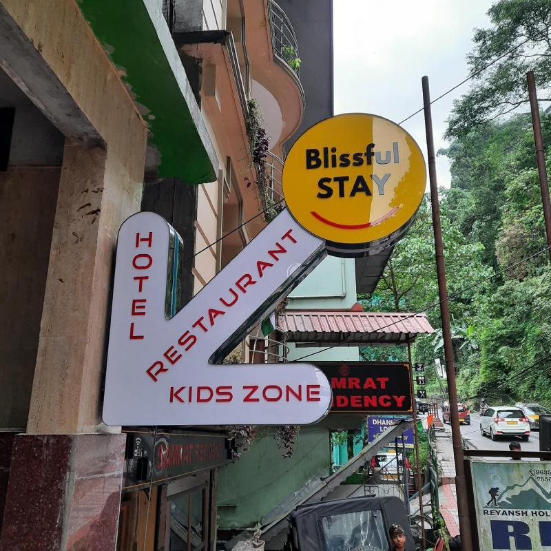 Blissful Stay, 2-min drive from MG Market