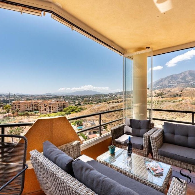 Tranquil 2 Bed 2 Bath Retreat, Pool, Parking