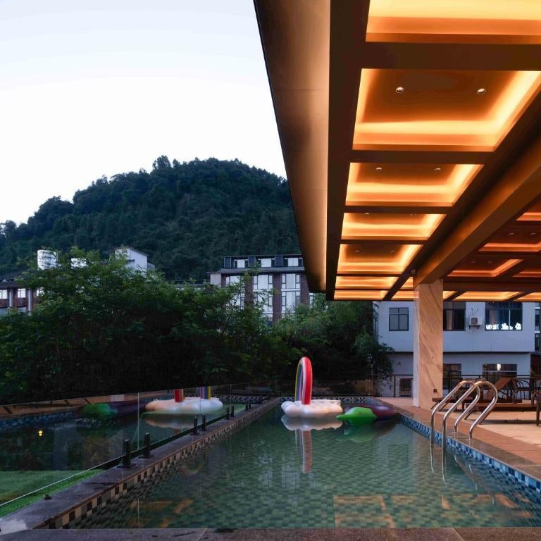 Zhangjiajie SANHE Hotel-Tea Culture Experience, Tea Tour, Free pick up service if Book a minimum of 3 nights,Free Shuttle Service to East Gate of Forest Park, Free Welcome Tea, Free folk costume experience,English Customer Service