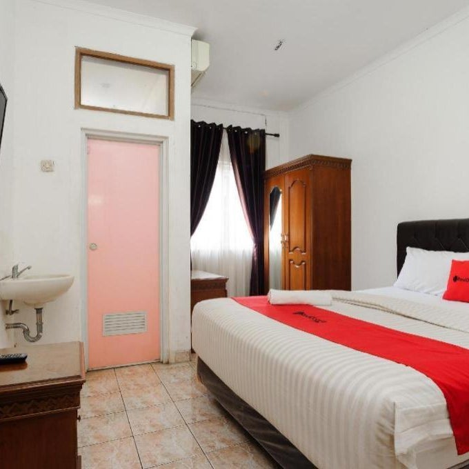 RedDoorz syariah near AEON Mall Tanjung Barat Thumbnail