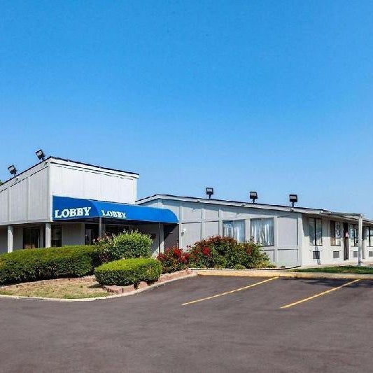 Travelodge by Wyndham Holland/Toledo Thumbnail