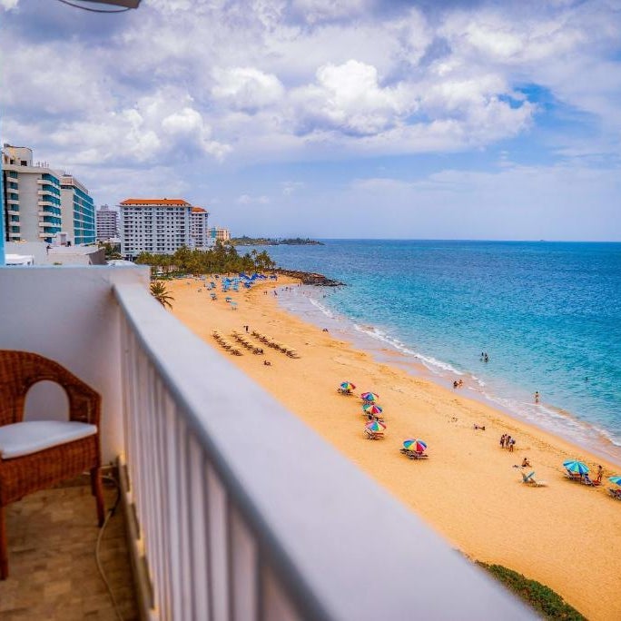 Queen Bed in Beachfront Apartment Condado San Juan
