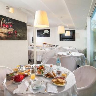 Hotel Mediterraneo Thumbnail