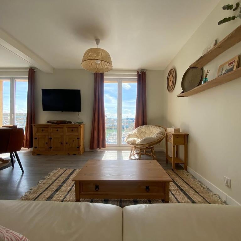 Établissement 3 étoiles avec ASCENSEUR, 3 appartements lumineux vue port avec balcon, 200m de la mer, Wifi Fibre, tous service inclus Thumbnail