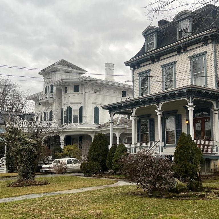 1 Br Private Victorian Apt in convenient City location on half acre sleeps 4 Thumbnail