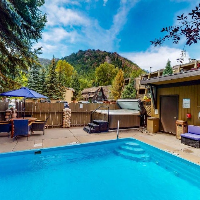 Main St. gem - pool & hot tub - walk to lifts, dog-friendly, third floor Thumbnail