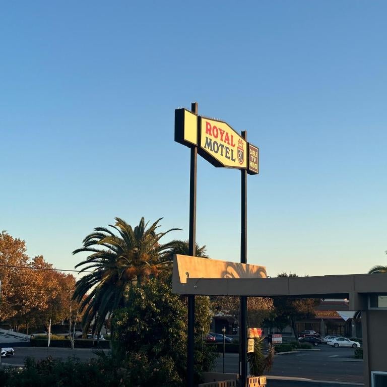 ROYAL MOTEL TRACY Thumbnail