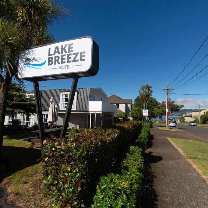 Lake Breeze Motel Thumbnail