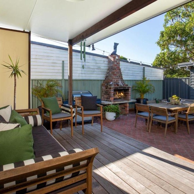 Amaroo - Pet Friendly - 2 Mins Walk to Beach - Outdoor Fireplace