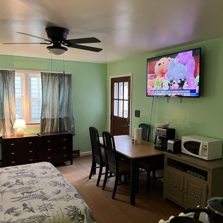 Boat House Studio - Water Front Pets WiFi Smart TV apts Thumbnail