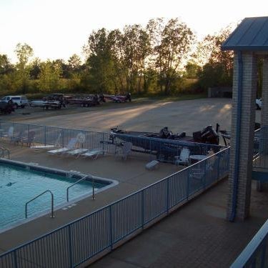 Days Inn by Wyndham Grove Thumbnail