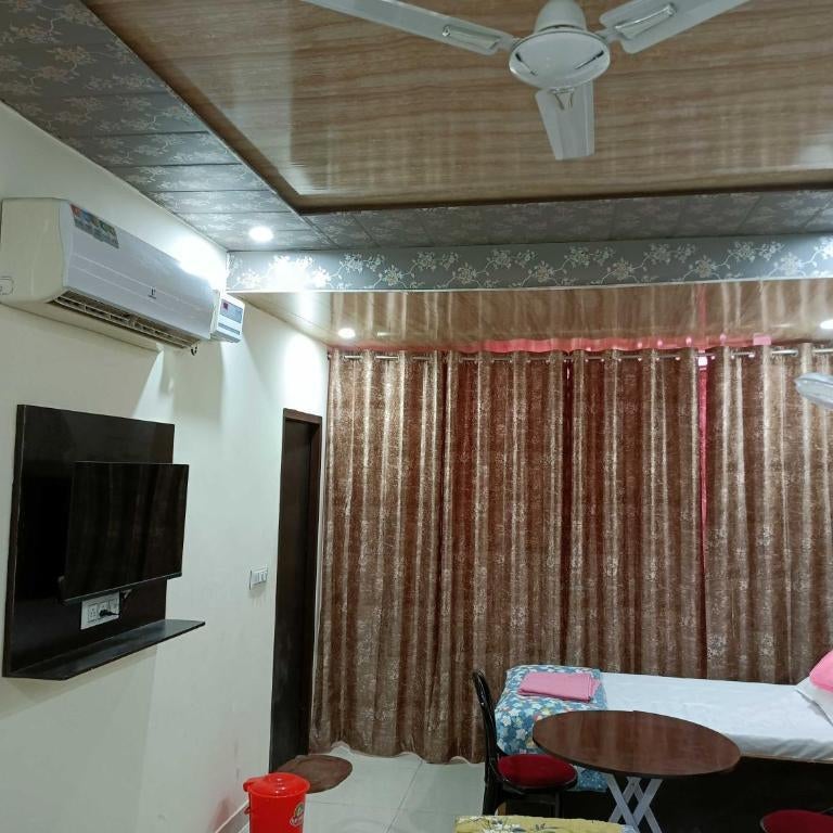 Super Hotel O Khanna Hotel near shakti khand III Indirapuram Thumbnail