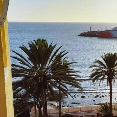LUXORY DREAMY SUNSET, SeaFront, Direct Access To The Promenade,Wifi,Pool,Free Parking