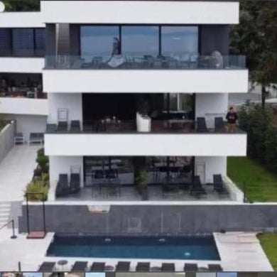 Aparthotel Villa V with heated pool, parking and breakfast