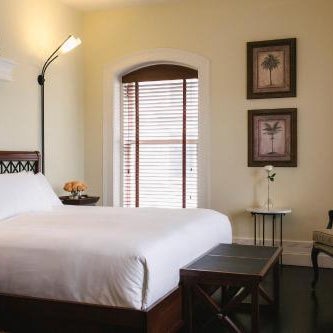 Le Place d Armes Hotel Suites Thumbnail