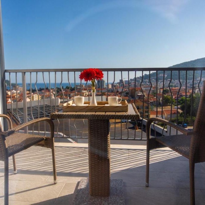 Rooftop Apartments & Rooms Thumbnail