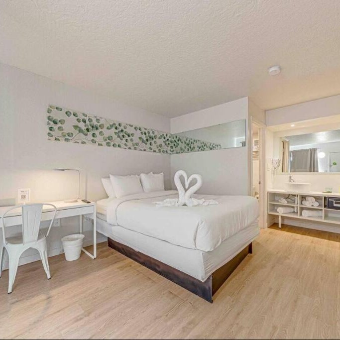 Travel Lodge by Wyndham 10 min from Disney Thumbnail