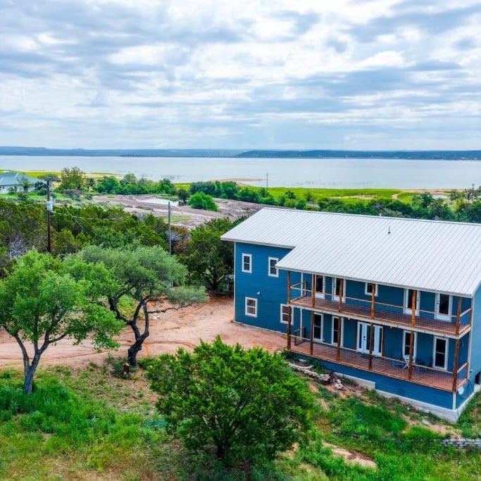 3 acres w Pool close lake access and 5 king beds 3 baths plus half bath Note Apartment also onsite