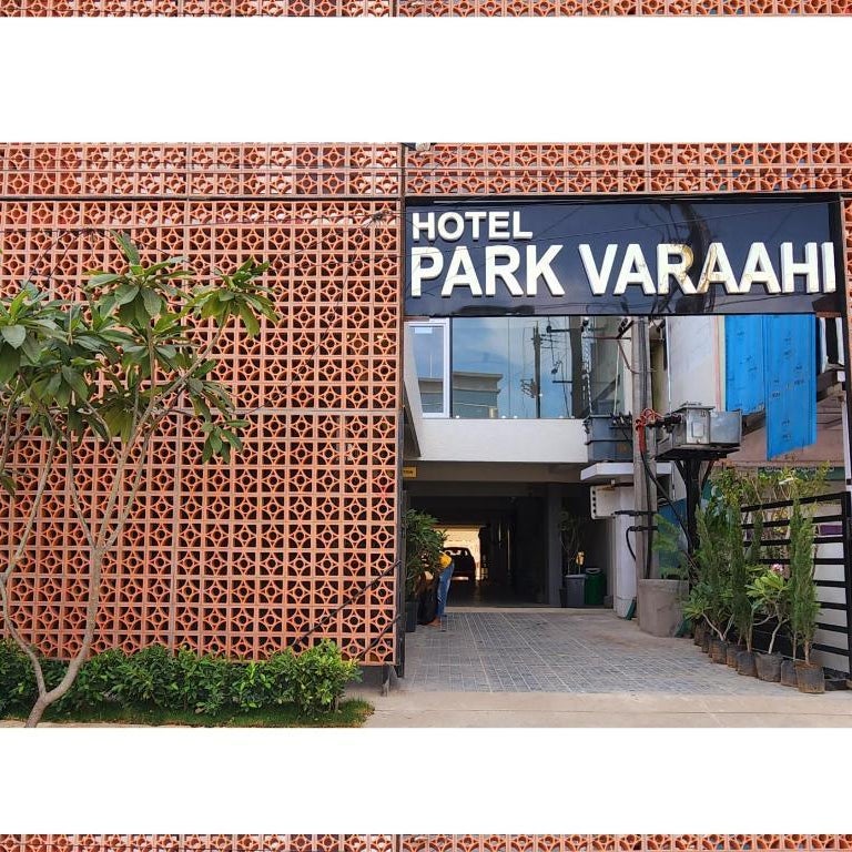 HOTEL PARK VARAAHI