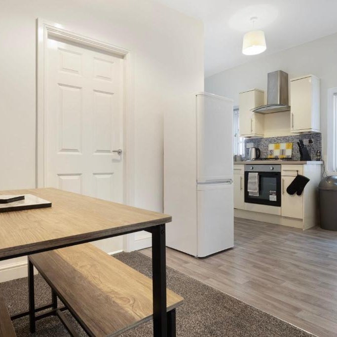 Warm & Inviting 4-Bed on Church Road, Sleeps 4 Thumbnail